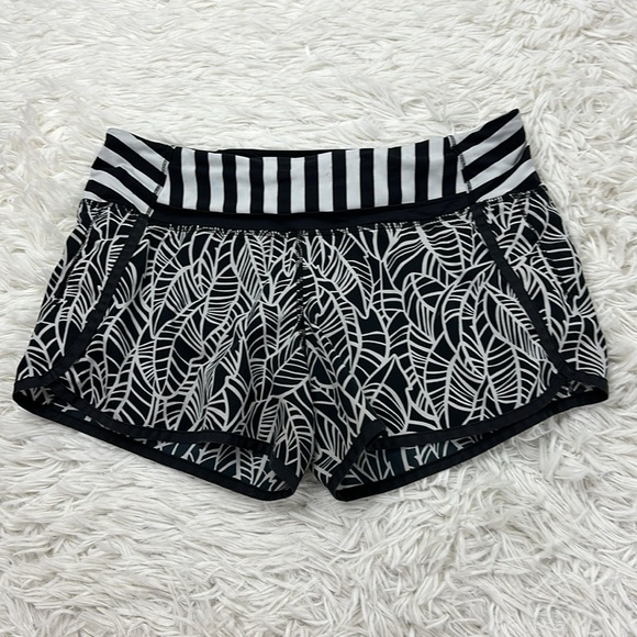 Lululemon Run Times Short *4-way stretch Pretty Palm Black Angel Wing / Black - Picture 1 of 6